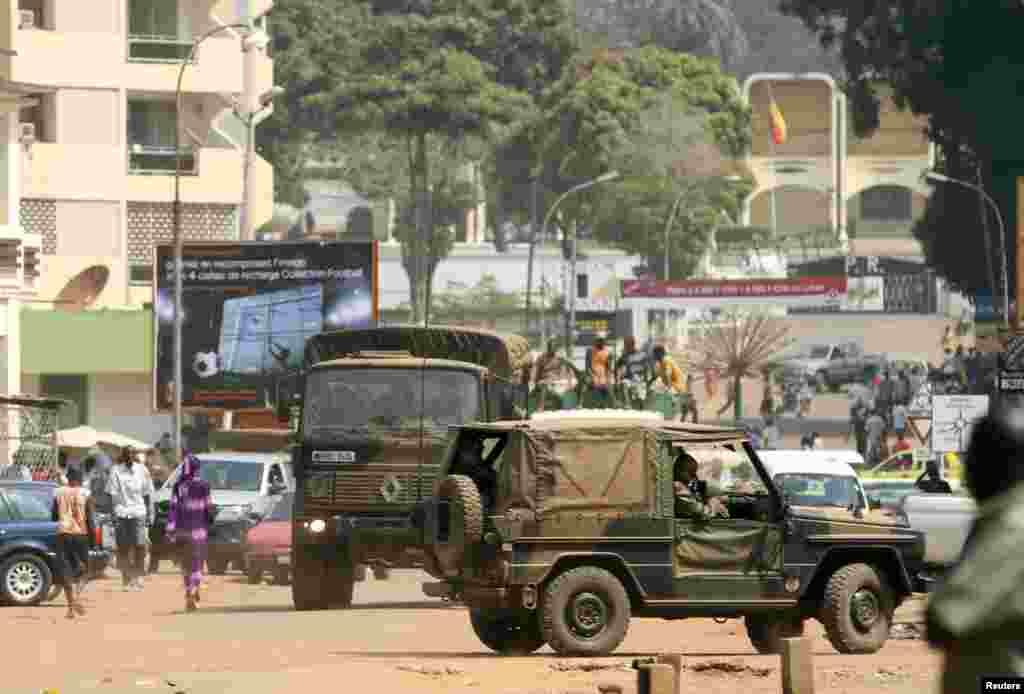 French soldiers patrol near the presidential palace (background) in Bangui, Central African Republic, December 31, 2012. 