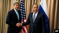 El secretario de Estado, John Kerry, estrecha la mano de su homólogo ruso, Serguei Lavrov, al final de una discusión bilateral sobre la situación en Ucrania. 