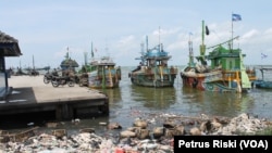 Kumpulan sampah di pinggir pantai Paciran, Lamongan, dibiarkan tidak terurus. (VOA/Petrus Riski)