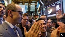 El CEO de Twitter, Dick Costolo (izquierda) y otros ejecutivos de la empresa celebran su lanzamiento en la Bolsa de Valores de Nueva York.