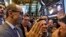 El CEO de Twitter, Dick Costolo (izquierda) y otros ejecutivos de la empresa celebran su lanzamiento en la Bolsa de Valores de Nueva York.