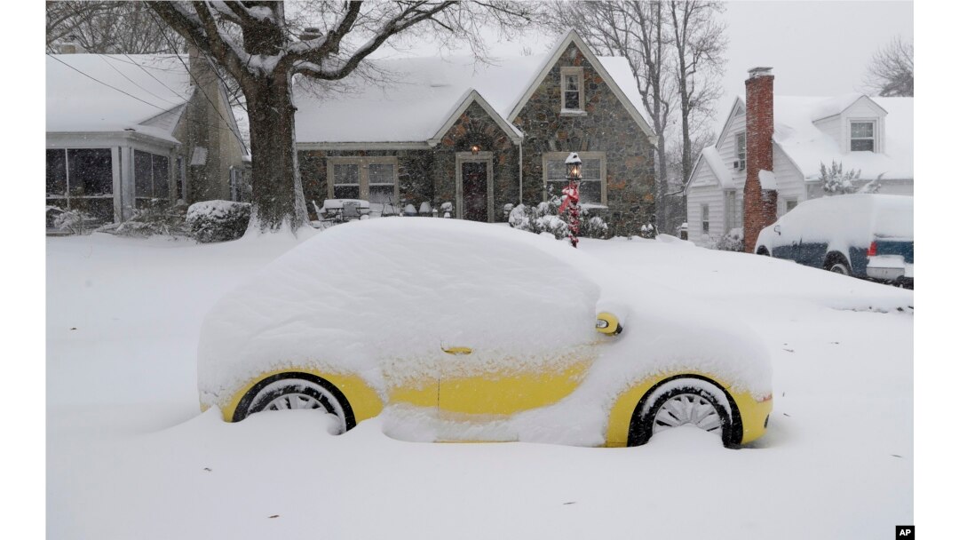 Un auto cubierto de nieve frente a una residencia en Greensboro, Carolina del Norte, el 9 de diciembre de 2018.