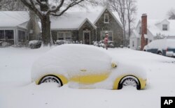 Un auto cubierto de nieve frente a una residencia en Greensboro, Carolina del Norte, el 9 de diciembre de 2018.