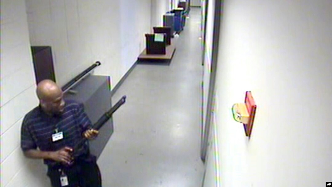 Dari video yang dirilis FBI, tampak pekerja kontrak Aaron Alexis dengan membawa senjata saat melakukan serangan di markas AL Amerika di Washington DC (foto: dok). 