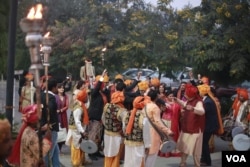 At colorful Indian weddings, grooms arrive on horses and chariots amid dancing and beating of drums. (A. Pasricha/VOA)