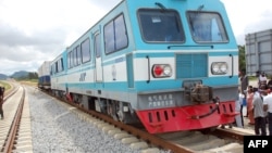 A picture taken on September 20, 2012 in Abuja shows a train at standstill on a track under construction at the building site of the Abuja light rail project. 