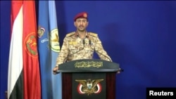 Yahya Sarea, juru bicara militer Houthi saat memberikan konfirmas di Yemen bahwa pihaknya bertanggung jawab atas serangan drone terhadap fasilitas minyak Arab Saudi, 14 Mei 2019. 