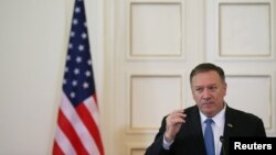 El Secretario de Estado de los Estados Unidos, Mike Pompeo, asiste a una conferencia de prensa con el Ministro de Relaciones Exteriores griego, Nikos Dendias, luego de su reunión en el Ministerio de Relaciones Exteriores en Atenas, Grecia.