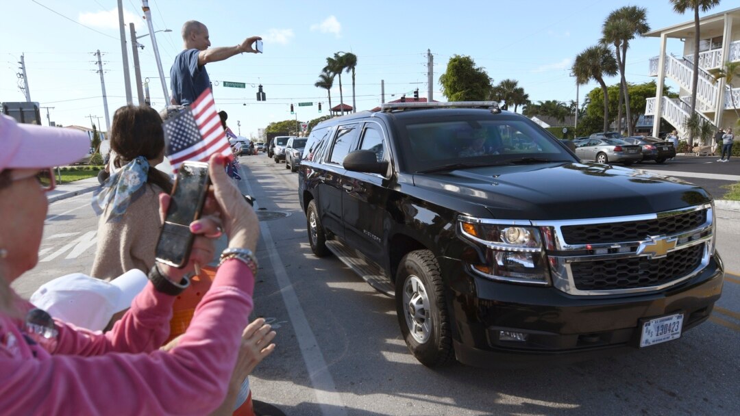 La caravana del presidente Donald Trump regresa del Trump International Golf Club ubicado en West Palm Beach, a Mar-a-Lago, el domingo 5 de enero de 2020, antes de que el mandatario inicie su retorno a Washington tras las vacaciones del feriado navideño.(AP Photo / Jim Rassol)
