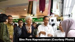 Presiden Joko Widodo mengajak Direktur Pelaksana IMF Christine Lagarde blusukan di pasar Tanah Abang. (Foto: Biro Pers Kepresidenan)