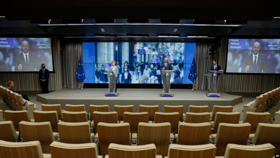 Chủ tịch UHCA Ursula von der Leyen, trái, và Chủ tịch HDCA Charles Michel tại cuộc họp báo ở Bruxelles 21/7/2020. Các lãnh đạo EU đạt thỏa thuận lịch sử về quỹ hồi phục kinh tế hôm 21/7 sau một hội nghị kéo dài gần 5 ngày. (Stephanie Lecocq, Pool Photo via AP)