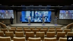 Presiden Komisi Eropa Ursula von der Leyen (kiri) dan Presiden Dewan Eropa Charles Michel berpidato di konferensi media di KTT Uni Eropa di Brussels, Selasa, 21 Juli 2020. 