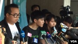 Tiga aktivis: Joshua Wong, Nathan Law dan Alex Chow dijatuhi hukuman penjara di Hong Kong, Kamis (17/8). 