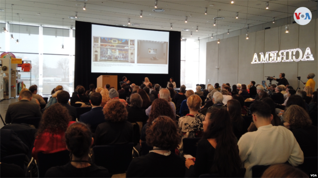 Esta exposición está organizada por Barbara Haskell, curadora; Marcela Guerrero, curadora asistente; Sarah Humphreville, asistente curatorial senior; y Alana Hernández, exasistente de proyectos curatoriales.