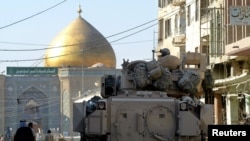 Архивное фото: американские военные охраняют шиитскую мечеть.