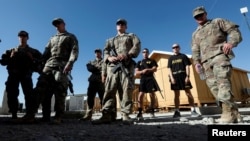 Pasukan AS mendengarkan taklimat keamanan sebelum meninggalkan pangkalan mereka di Provinsi Logar, Afghanistan, 5 Agustus 2018.