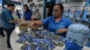 巴西圣保罗一家医疗用品店的工人在整理防毒口罩。（2020年2月27日）