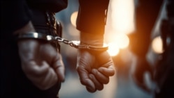 Adobe图库图片：手上被戴上金属手铐的特写镜头。