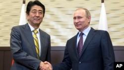 지난 5월 러시아 소치를 방문한 아베 신조 일본 총리(왼쪽)가 6일 블라디미르 푸틴 러시아 대통령과 회담했다. (자료사진)