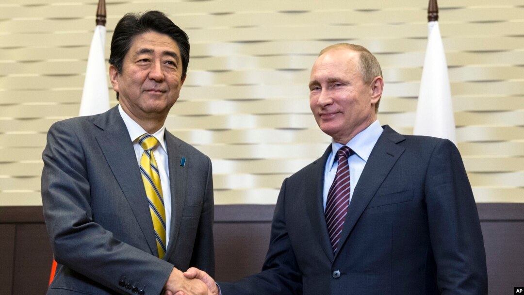PM Jepang Shinzo Abe bertemu Presiden Rusia Vladimir Putin di Sochi, Rusia 6 Mei lalu (foto: dok).