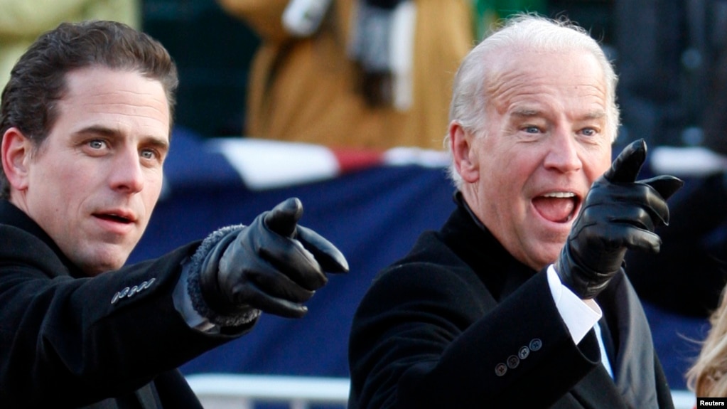 Phó tổng thống Joe Biden (phải) và con trai ông- Hunter Biden.