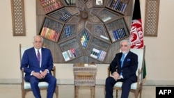 Ketua Dewan Tinggi Afghanistan untuk Rekonsiliasi Nasional, Abdullah Abdullah (kanan) pertemuan dengan Perwakilan Khusus AS untuk Rekonsiliasi Afghanistan Zalmay Khalilzad di Istana Sapedar, Kabul, 1 Maret 2021. (Foto:Biro Press Utusan Khusus Afghanistan AS/AFP).