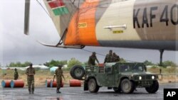 Wanajeshi wa Kenya wakijipanga kutia mafuta kwenye helikopta ya kusafirisha vifaa katika uwanja wa ndege wa Garrisa karibu na mpaka kati ya Kenya na Somalia Oktoba 18, 2011.