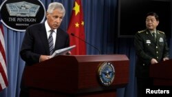 El secretario de Defensa, Chuck Hagel (Izq.) dijo que Egipto debe dar pasos inmediatos hacia la reconciliación, en una reunión con su homólogo chino el General Chang Wanquan.