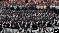 ARCHIVO - Miembros de la Guardia Nacional de México marchan en el desfile militar del Día de la Independencia, en la plaza principal de la capital, el Zócalo, en la Ciudad de México, el 16 de septiembre de 2019.