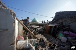 Un hombre inspecciona las ruinas de su casa destruída por un terremoto en el norte de Lambock, Indonesia, el jueves, 9 de agosto de 2018.