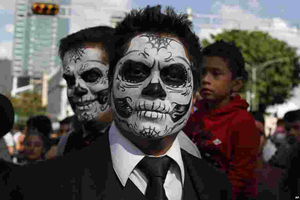 Men with their faces painted as sculls are seen during a Day of the Dead parade along Mexico City&#39;s main Reforma Avenue, Oct. 29, 2016.