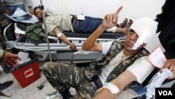 Para pemberontak Libya yang mengalami luka-luka dirawat di rumah sakit kota Ajdabiyah.