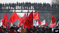 尼泊尔执政党尼泊尔共产党分裂组织的支持者在加德满都参加抗议活动。（2020年12月29日）