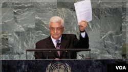 Presiden Palestina Mahmoud Abbas menunjukkan proposal keanggotaan Palestina di depan Sidang Umum PBB ke-66 bulan September lalu.