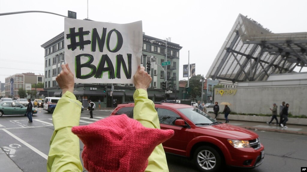 Người biểu tình chống lệnh cấm di dân của ông Trump giơ một biểu ngữ bên ngoài Toà Phúc thẩm tại San Francisco, ngày 07 tháng 02 năm 2017.