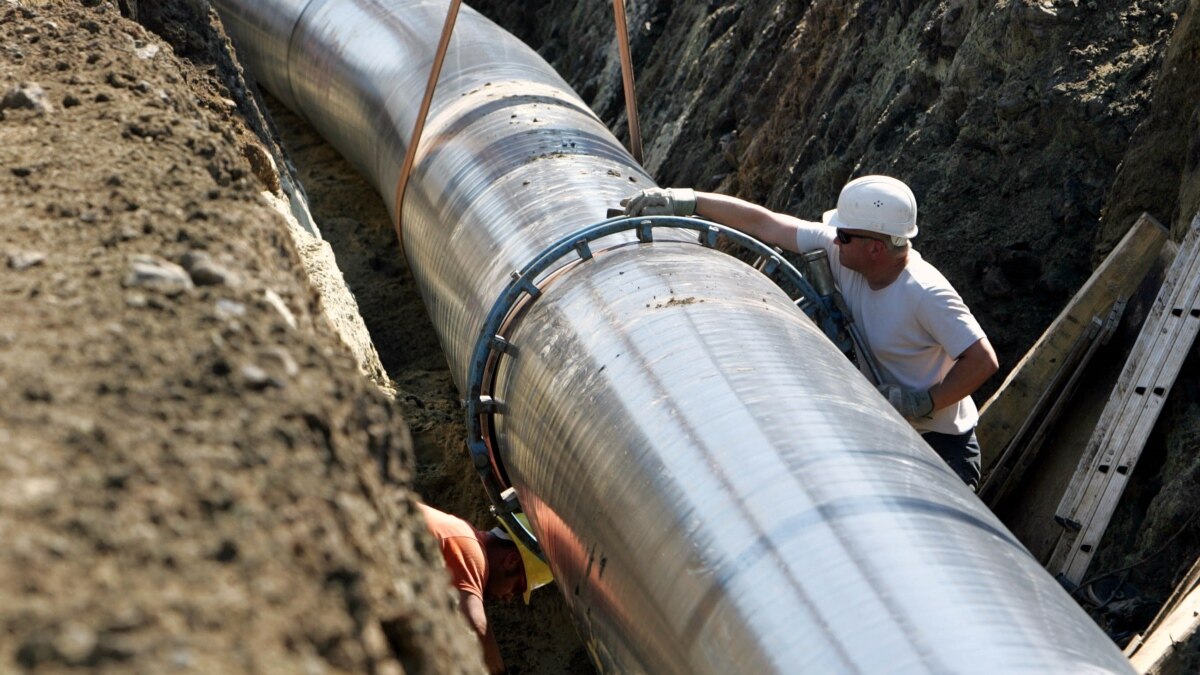 Монтаж трубопроводов. Газопровод Север Юг. Строительство газопровода. Перевозка газовых труб. Проект строительства газопровода.