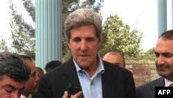 Thượng nghị sĩ Hoa Kỳ John Kerry nói chuyện với các phóng viên tại Afghanistan