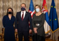 Direktorka USAID Šenli Pinčoti, ambasador SAD u Srbiji Entoni Godfri, ministarka za evropske integracije u Vladi Srbije Jadranka Joksimović potpisali su u Vladi Srbije amandmane na sporazume o pomoći Sjedinjenih Država Srbiji za bolje funkcionisanje javne uprave i za konku