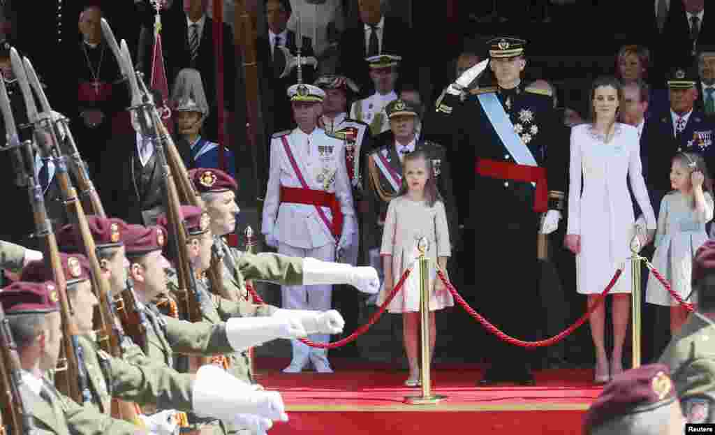 El Rey, la Reina Letizia, la princesa de Asturias, Leonor, y la infanta Sofía presidieron un desfile militar desde la escalera de la Puerta de los Leones en el Congreso de los Diputados. 