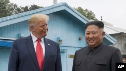 도널드 트럼프 미국 대통령과 김정은 북한 국무위원장이 30일 군사분계선을 넘어 남측 판문점에 도착한 후 환하게 웃고 있다. 