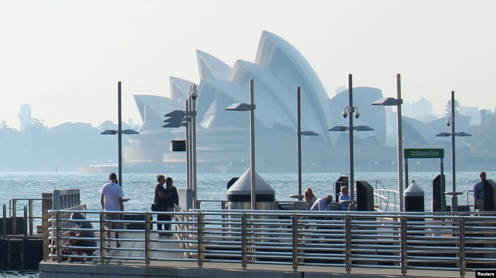 Khói từ đám cháy bao trùm Nhà hát Opera Sydney ở Sydney, 12/11/2019. 