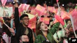 台灣總統蔡英文的支持者慶祝蔡英文勝選連任。（2020年1月11日） 