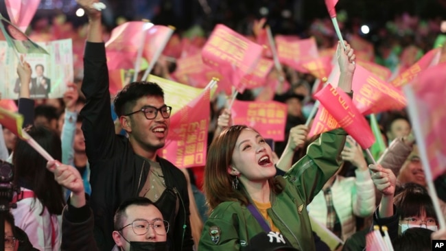 台湾总统蔡英文的支持者庆祝蔡英文胜选连任。（2020年1月11日）