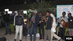 Moses Odhiambo plays with a group of street performers on a Thursday evening, April 27, 2017. He is a self-taught saxophonist and has been drawing crowds and inspiring a love of music in young people who like himself are grew up on the streets. (Photo: R. Ombour/VOA)