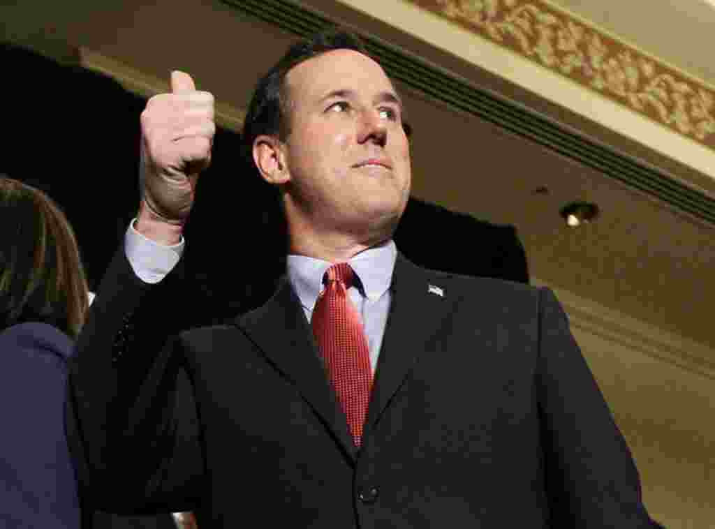 Bakal calon presiden dari Partai Republik Ricj Santorum mengacungkan jempol sebelum berpidato setelah selesai penghitungan suara di St. Charles, Missouri (7/2) (AP).
