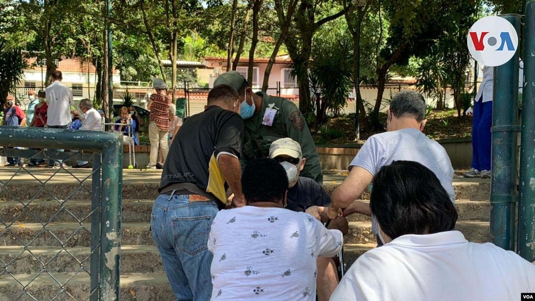 Varias personas esperan para votar en las elecciones regionales en Venezuela, el 21 de noviembre del 2021. 