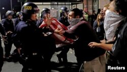 Un grupo cada vez más amplio tuvo algunos encontronazos con la policía como el de la foto en Oakland, California.