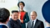 Presiden Rusia Vladimir Putin (kanan) dan pemimpin Korea Utara Kim Jong Un berjabat tangan dalam pertemuan di Vladivostok, Rusia, pada 25 April 2019. (Foto: Yuri Kadobnov/Pool Foto via AP)