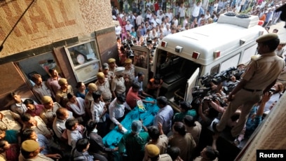 Egri-bugri ayollar ishtirokidagi porno Bryanskdagi transvestitlar