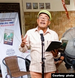 Aming Aminoedhin saat hadir di peluncuran buku kumpulan puisi di Omah Lawas, Surabaya, pada 8 November 2024. (Foto: Dokumen pribadi)